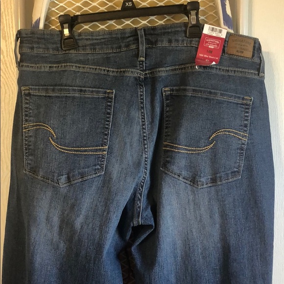 Levi Strauss Boot Cut Jeans - Picture 4 of 5